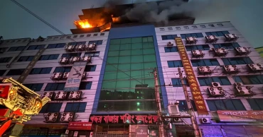 Rooftop warehouse of shopping complex catches fire at Gulistan  