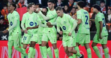 Barcelona beat 10-man Atletico to extend La Liga lead as Madrid slip up