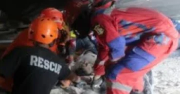 Rescuers deliver oxygen to trapped students after Indonesian school collapse