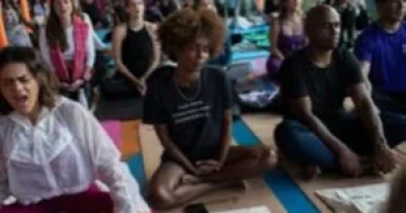 Hindu music icon launches yoga teacher training in Brazil's favelas