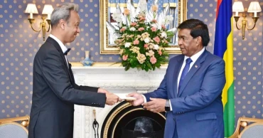 High Commissioner Zokey Ahad presents credentials to president of Mauritius