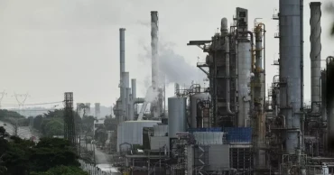 Oil edges up, gold jumps after Maduro arrest