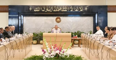 Chief Adviser holding meeting with secretaries