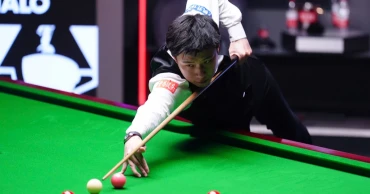 China's Zhao Xintong 7-1 up against Mark Williams in final of snooker worlds