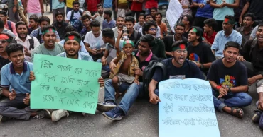 JnU students besiege Secretariat
