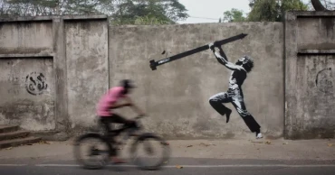 Subodh returns to Agargaon wall with strong anti-war message