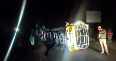 1 dead, 7 injured as tourist vehicle overturns on Cox’s Bazar Marine Drive