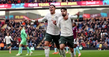 Chelsea move closer to Arsenal with win over Burnley