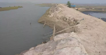 Embankments in Khulna's Batiaghata face breach risk amid rising water levels