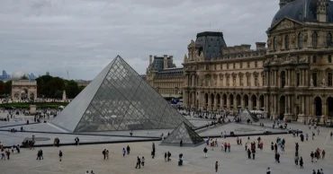 Louvre Museum closed after jewellery theft