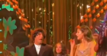 Ananya Panday joins father Chunky Panday for a joyful dance to Main Tera Tota at awards show