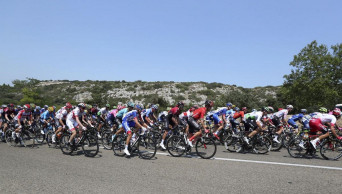 2 riders kicked out of Tour de France after altercation