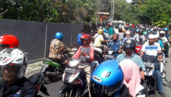 Earthquake shakes eastern Indonesia, kills at least 1