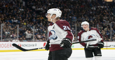 MacKinnon scores in OT, Avalanche beat Canucks 5-4