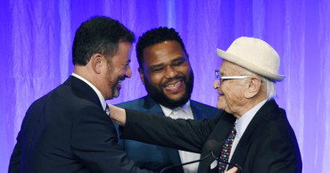 TV comedy greats take a bow, make 'em laugh at ceremony