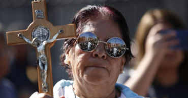 Women perform in favor of abortion before Mexican cathedral