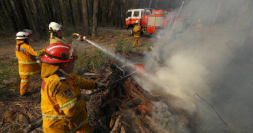 2 die as Australians brace for worst day in wildfire crisis