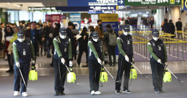 As virus spreads, anxiety rises in China and overseas