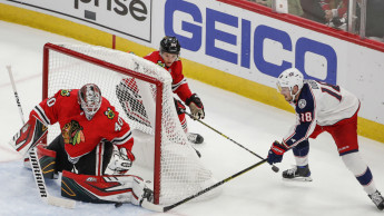 Toews, Lehner lead Blackhawks over Blue Jackets 3-2 in OT