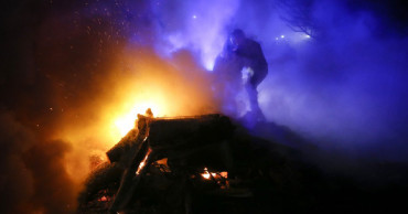 Ukrainians hurl stones at evacuees from China