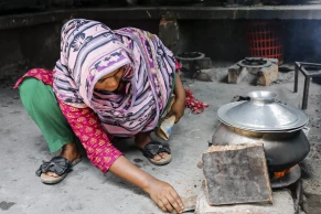 Gas shortage persists, Dhaka households struggle to cook