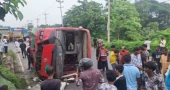 কুমিল্লায় বিআরটিসির বাস উল্টে আহত ১০