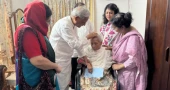 অসুস্থ শিল্পী শবনম মুশতারীর বাসায় সংস্কৃতিমন্ত্রী ও প্রতিমন্ত্রী, দিলেন আর্থিক সহায়তা