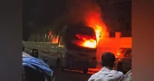 পুরান ঢাকায় ফায়ার সার্ভিসের গেটের সামনে বাসে অগ্নিসংযোগ