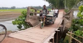 গাইবান্ধায় ভাঙা সেতুর ওপর বাঁশ-কাঠের সাঁকো!