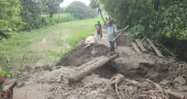 নড়াইলে বর্ষা নামলেই বিচ্ছিন্ন গ্রামীণ জনপদ, কাঁচা রাস্তায় চলাচলে ভোগান্তি