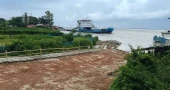 পদ্মায় পানি বাড়ায় ফেরি চলাচল ব্যাহত, পাটুরিয়ায় ফেরি-লঞ্চে ওঠানামায় বেড়েছে দুর্ভোগ
