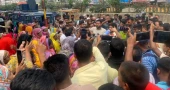 সাভারে ছাঁটাই হওয়া শ্রমিকদের বকেয়া পাওনা ও চাকরিতে পুনর্বহালের দাবিতে বিক্ষোভ