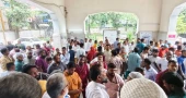 ঢামেক হাসপাতালে চিকিৎসক-শিক্ষার্থী ও কর্মচারীদের পাল্টাপাল্টি অবস্থান