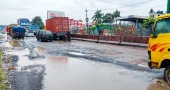 খানাখন্দে বিপর্যস্ত ঢাকা-চট্টগ্রাম মহাসড়ক, বাড়ছে যানজট-দুর্ঘটনার ঝুঁকি