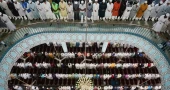 Thousands of Muslims throng Baitul Mukarram for 1st Friday prayers of Ramadan