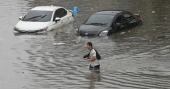 Heavy rain floods Bangkok, disrupts traffic and forces thousands to evacuate