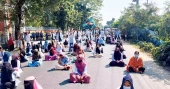 Medical Assistant Training School students block road in Bagerhat