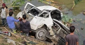 5 killed as train hits microbus in Faridpur