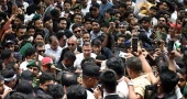 PM walks through DU campus to students’ cheers