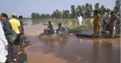 Pakistan rushes to rescue thousands trapped by Punjab floods