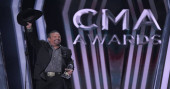 Despite female push, Garth Brooks bests Underwood at CMAs