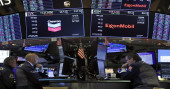 US stocks nearly flat; S&P 500 notches 5th weekly gain