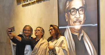 PM, her sister visit exhibition on Bangabandhu