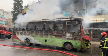 11th blockade: Bus burnt in Dhaka’s Gulistan