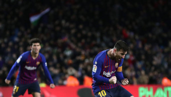 Messi has injury scare after scoring 2 goals in Barca draw