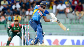 Sri Lanka lose quick wickets after laying solid foundation