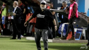 Diego Maradona has surgery on right knee