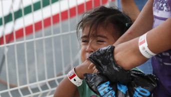 Migrant caravan begins to cross peacefully into Mexico