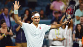 Roger Federer shines on a soggy day at the Miami Open
