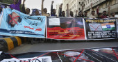 Angry Islamists besiege Pakistan's independent newspaper